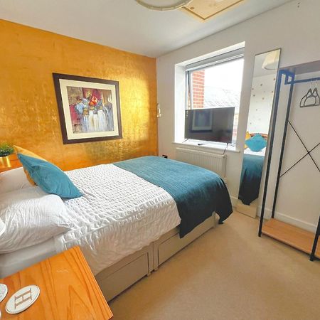 Gold Penthouse Room 5Min To Basingstoke Hospital Exterior photo