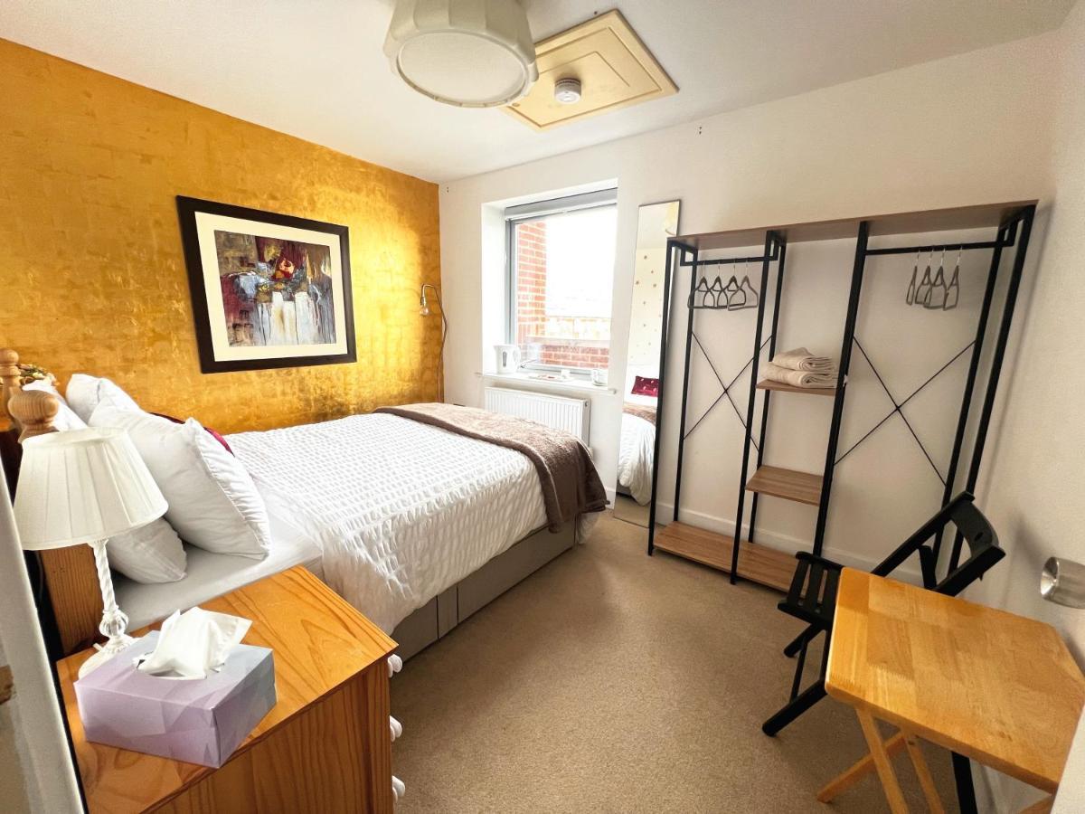 Gold Penthouse Room 5Min To Basingstoke Hospital Exterior photo