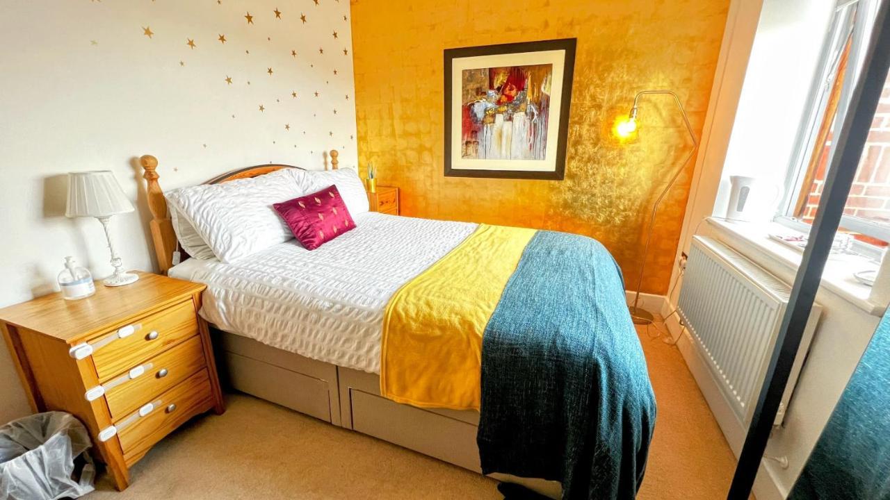 Gold Penthouse Room 5Min To Basingstoke Hospital Exterior photo